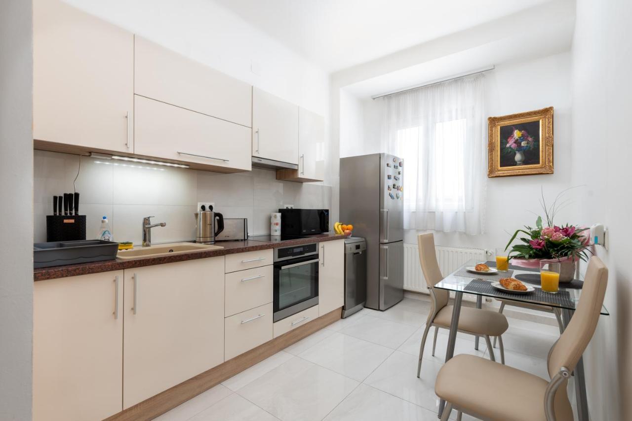 Deluxe With Free Car Park Apartment